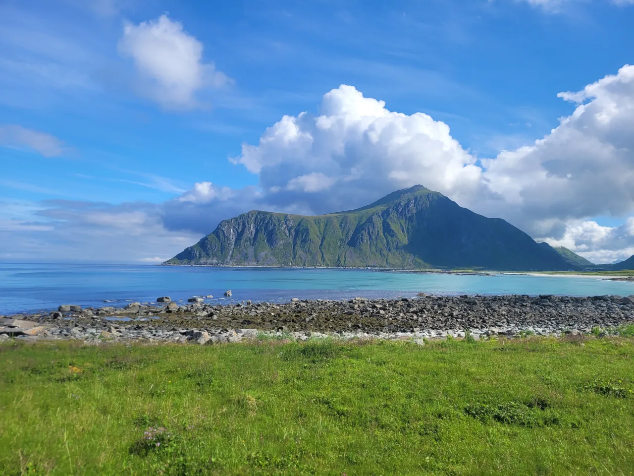 Côte sauvage des Lofoten — paysage d'évasion pour un voyage en famille sur mesure
